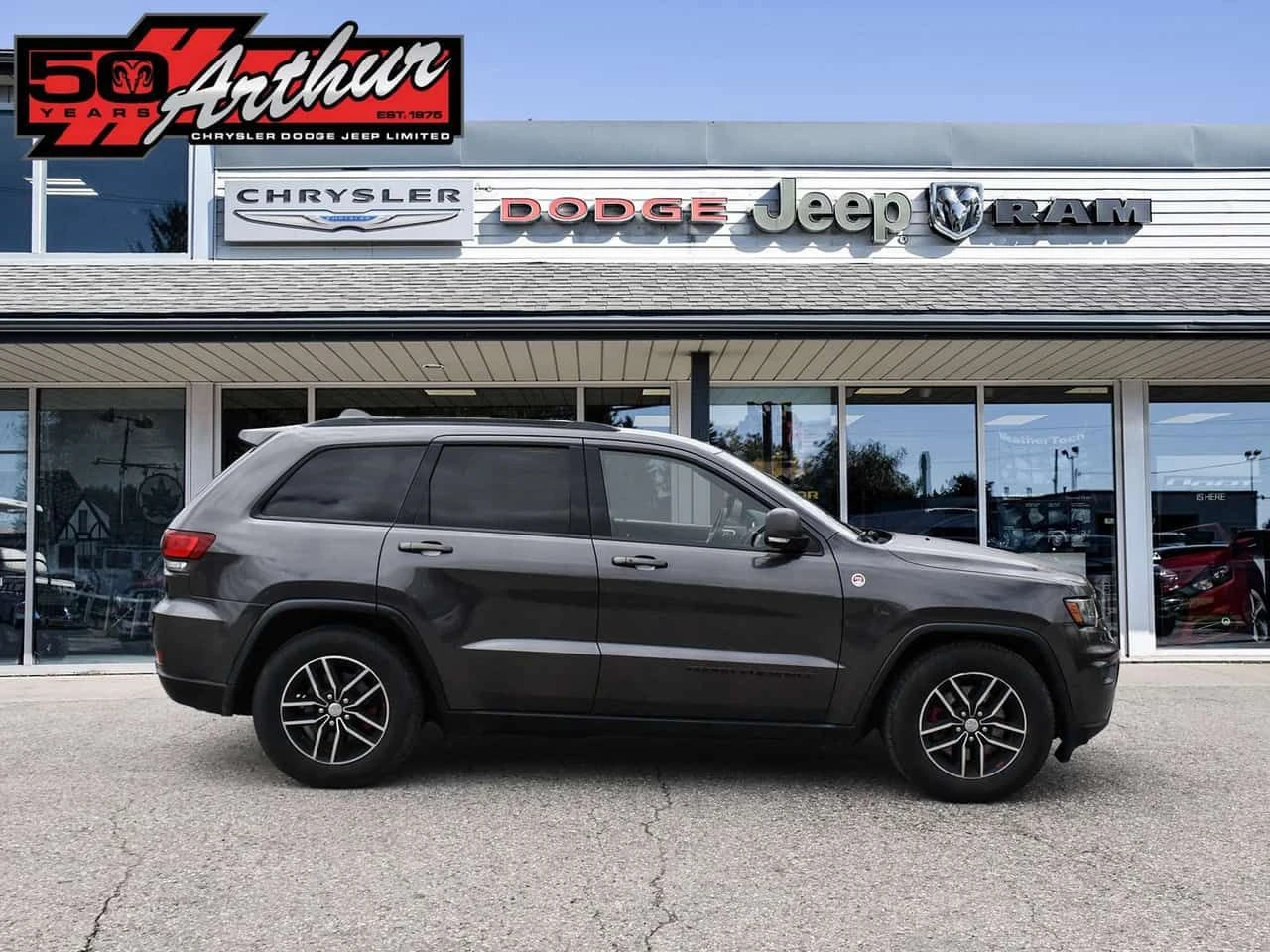 Jeep Grand cherokee TRAILHAWK/CARFAX/5.7/Дистроник/Обдух/Подгрев/5.7, снимка 3 - Автомобили и джипове - 54466775