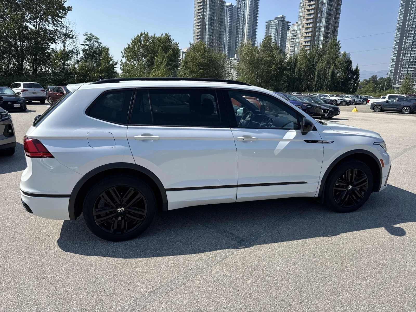 VW Tiguan  Comfortline R-Line Black Edition* Back cam* Pano*, снимка 4 - Автомобили и джипове - 56047977