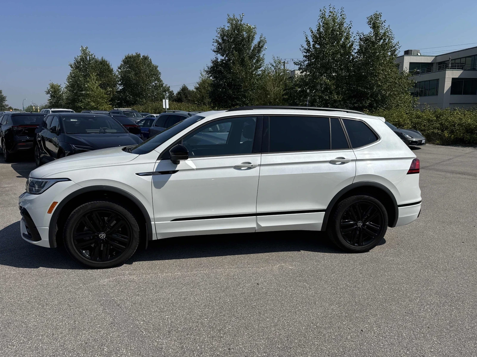 VW Tiguan  Comfortline R-Line Black Edition* Back cam* Pano*, снимка 2 - Автомобили и джипове - 56047977