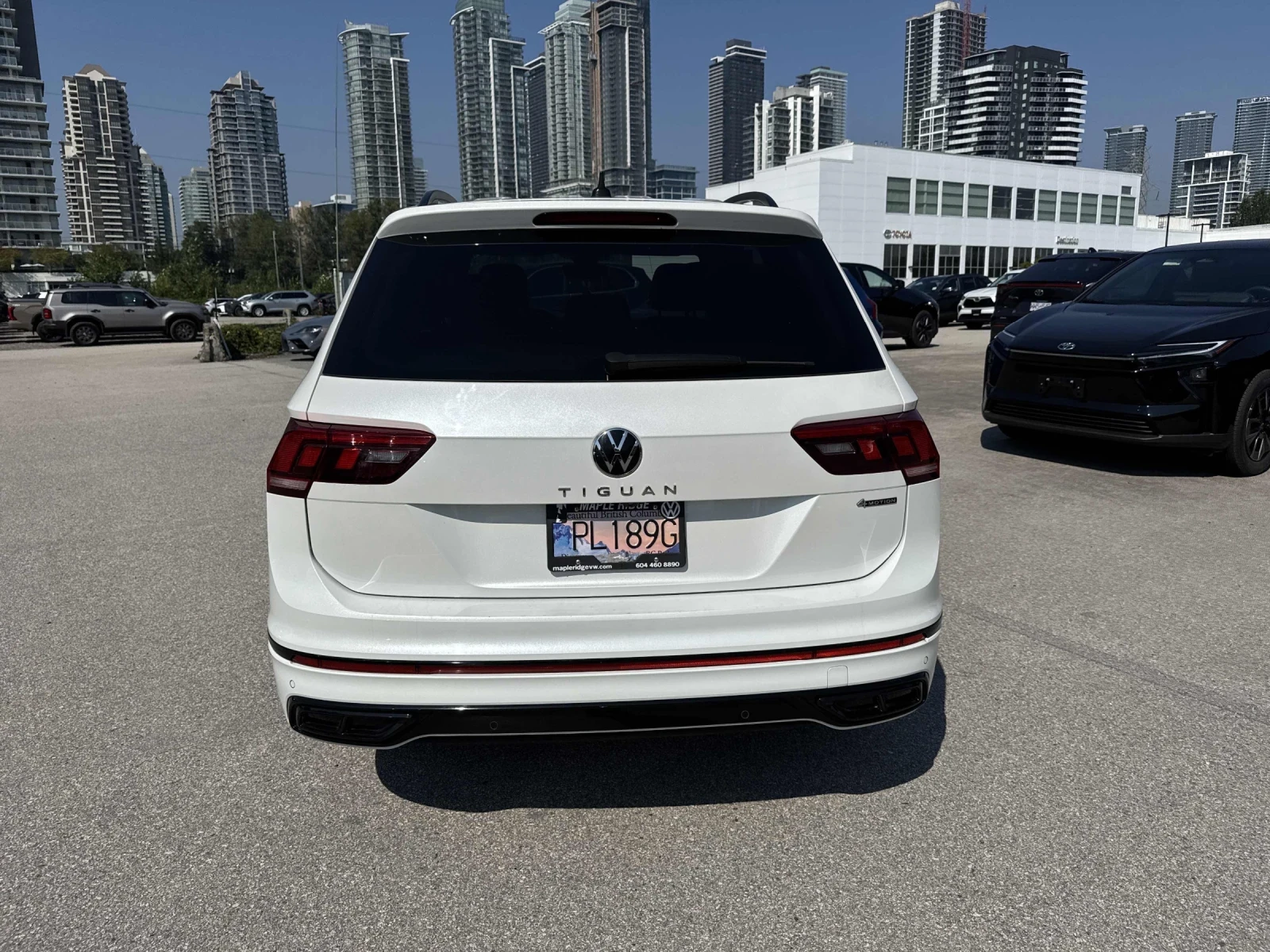 VW Tiguan  Comfortline R-Line Black Edition* Back cam* Pano*, снимка 5 - Автомобили и джипове - 56047977