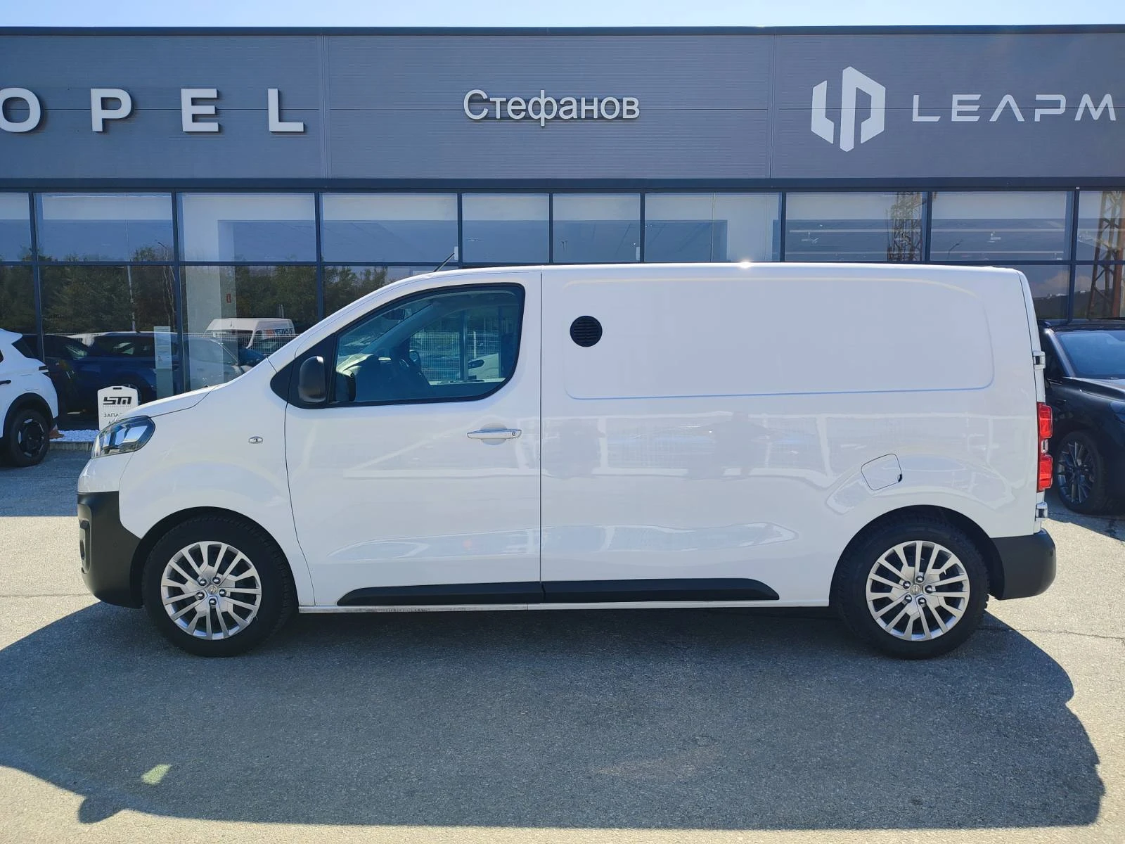 Opel Vivaro Cargo M Edition 1.5 D (102hp) MT6, снимка 4 - Бусове и автобуси - 55702014