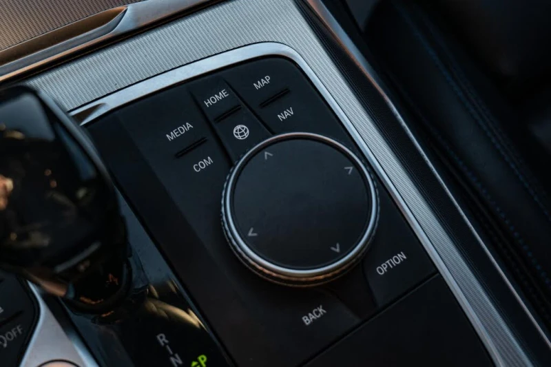 BMW 330 * АВТО КРЕДИТ* ЦЕНА ДО БГ * СЕРВИЗНА ИСТОРИЯ * , снимка 14 - Автомобили и джипове - 52693563