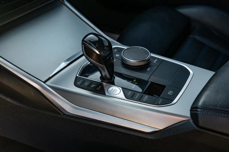 BMW 330 * АВТО КРЕДИТ* ЦЕНА ДО БГ * СЕРВИЗНА ИСТОРИЯ * , снимка 13 - Автомобили и джипове - 52693563