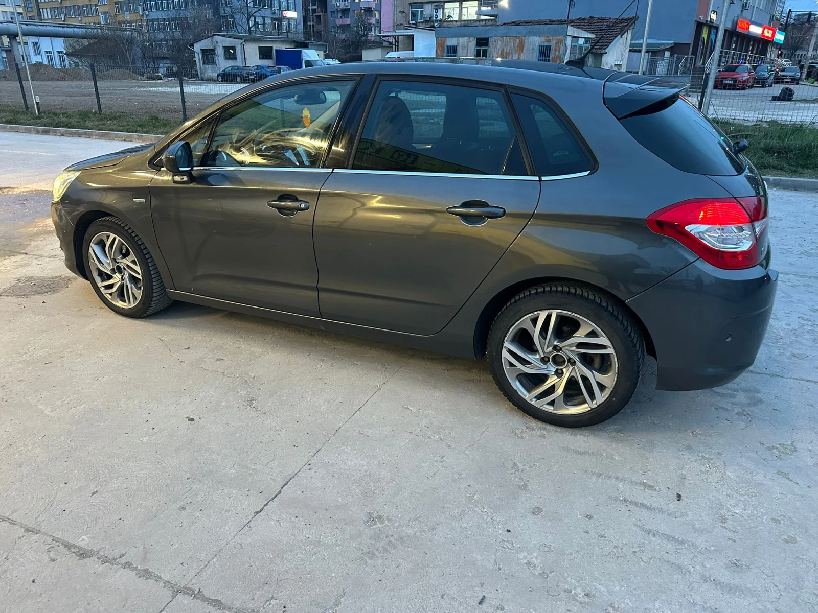 Citroen C4 1.6 E-hdi, Avtomat , guliam ekran, снимка 4 - Автомобили и джипове - 53937381