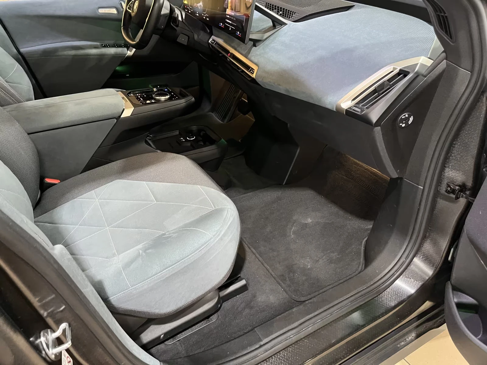 BMW iX 50xDrive/523HP/PANO/HUD/H&K/MEMO/AHK/LED/965g, снимка 15 - Автомобили и джипове - 53944849