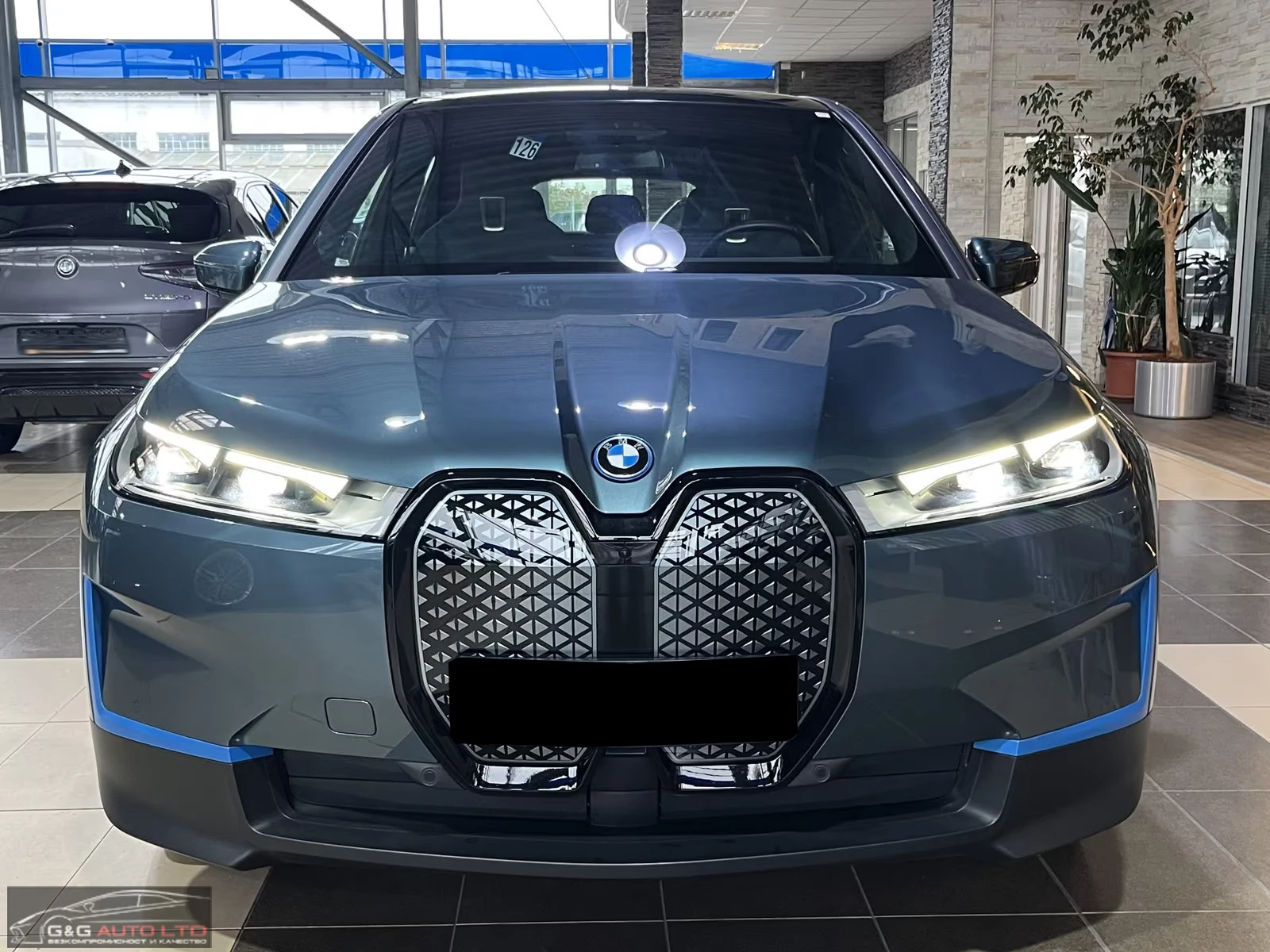 BMW iX 50xDrive/523HP/PANO/HUD/H&K/MEMO/AHK/LED/965g, снимка 2 - Автомобили и джипове - 53944849