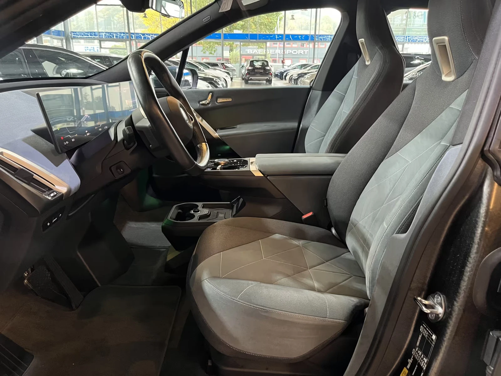 BMW iX 50xDrive/523HP/PANO/HUD/H&K/MEMO/AHK/LED/965g, снимка 6 - Автомобили и джипове - 53944849