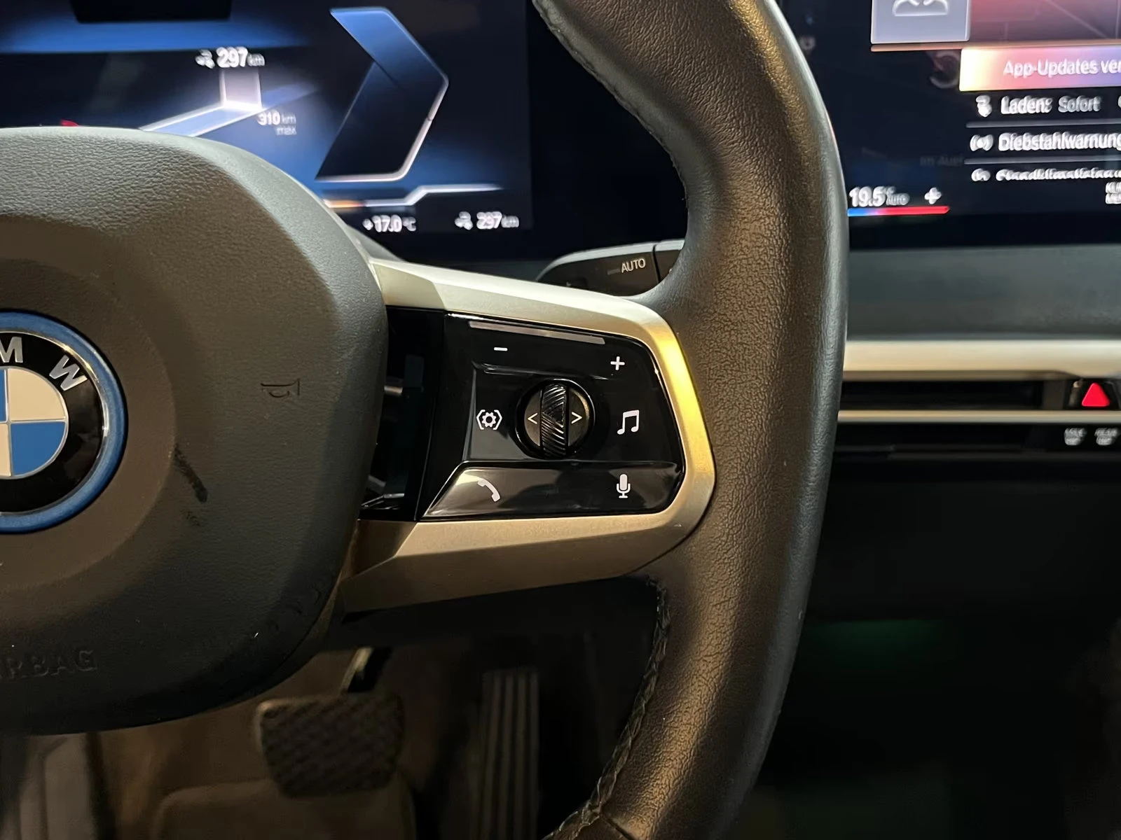 BMW iX 50xDrive/523HP/PANO/HUD/H&K/MEMO/AHK/LED/965g, снимка 11 - Автомобили и джипове - 53944849