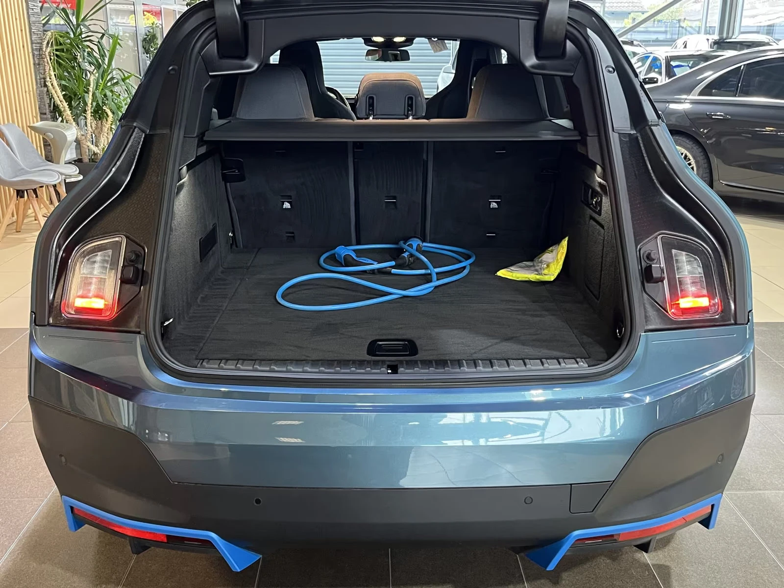 BMW iX 50xDrive/523HP/PANO/HUD/H&K/MEMO/AHK/LED/965g, снимка 5 - Автомобили и джипове - 53944849