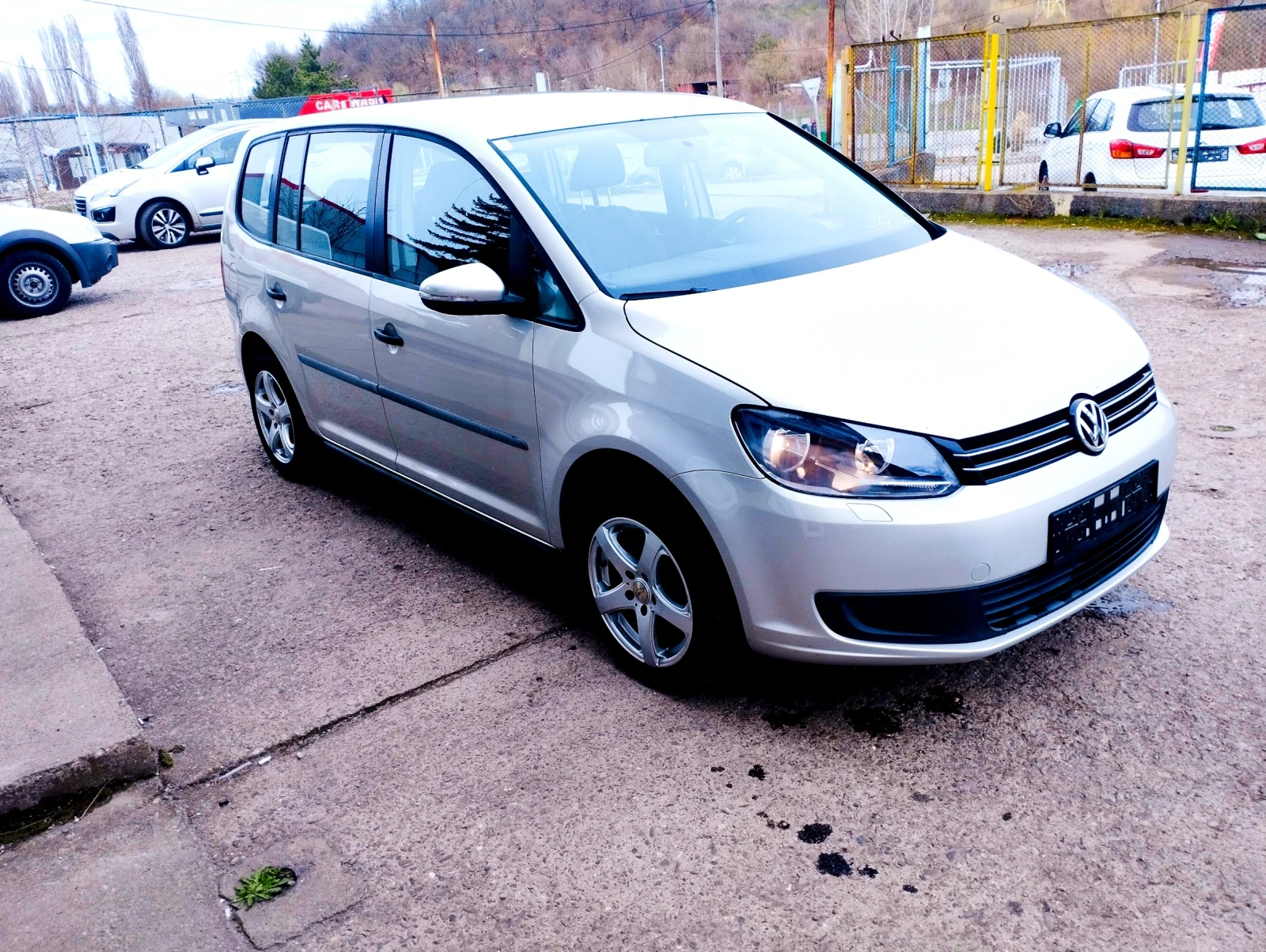 VW Touran 1.6-TDI* KLIMA* , снимка 4 - Автомобили и джипове - 54017080