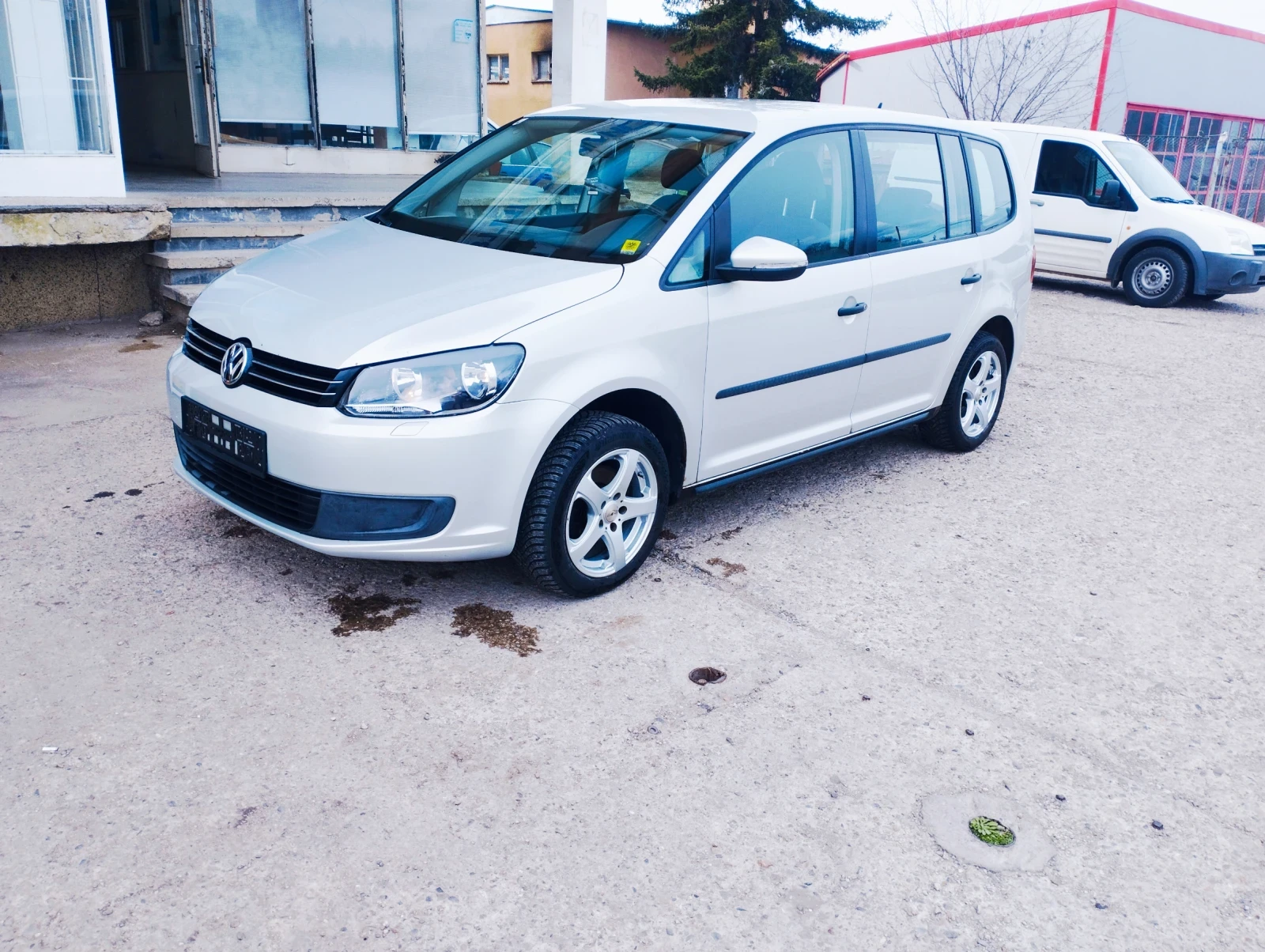 VW Touran 1.6-TDI* KLIMA* , снимка 2 - Автомобили и джипове - 54017080