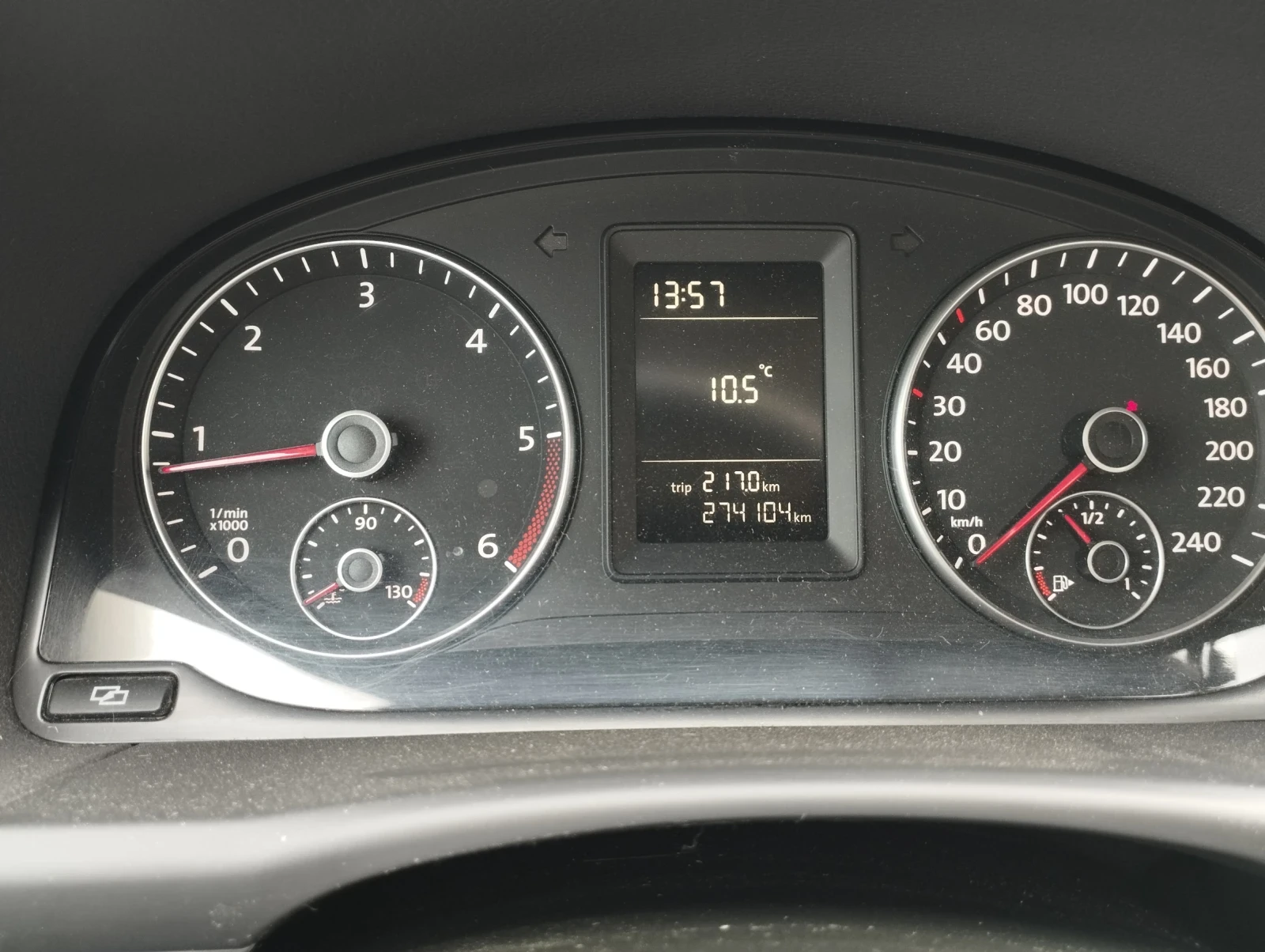 VW Touran 1.6-TDI* KLIMA* , снимка 11 - Автомобили и джипове - 54017080