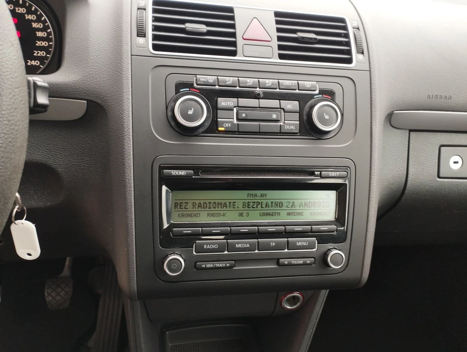 VW Touran 1.6-TDI* KLIMA* , снимка 9 - Автомобили и джипове - 54294868