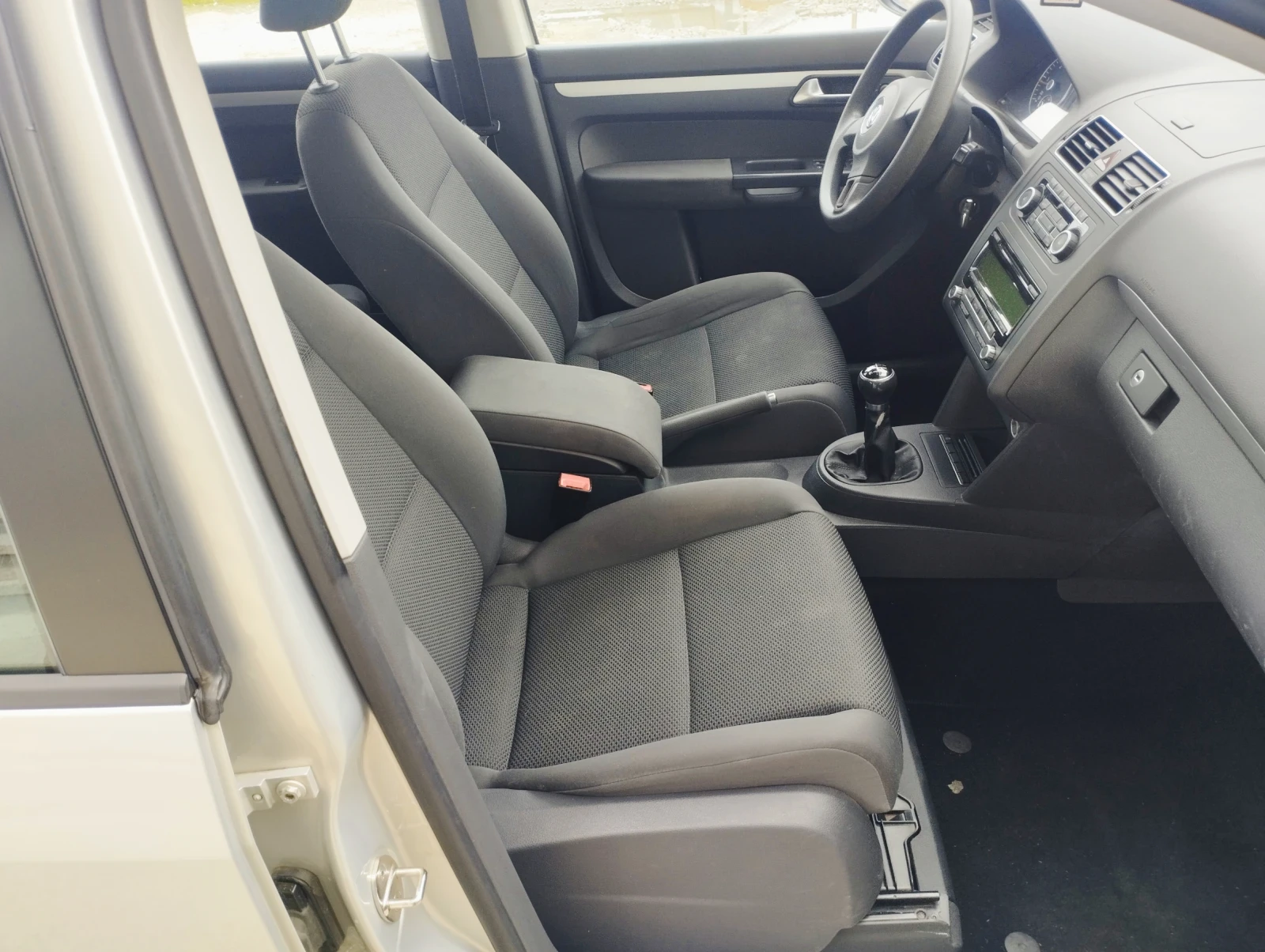 VW Touran 1.6-TDI* KLIMA* , снимка 7 - Автомобили и джипове - 54017080