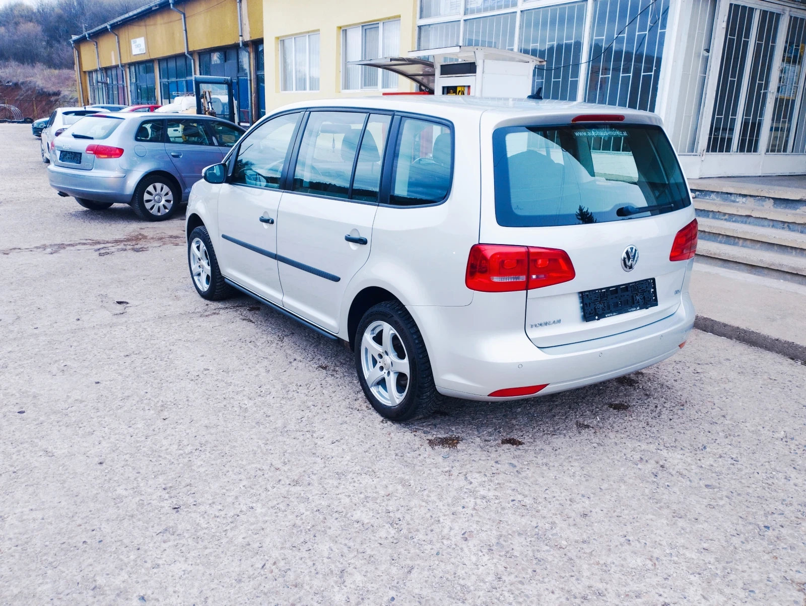 VW Touran 1.6-TDI* KLIMA* , снимка 3 - Автомобили и джипове - 54017080