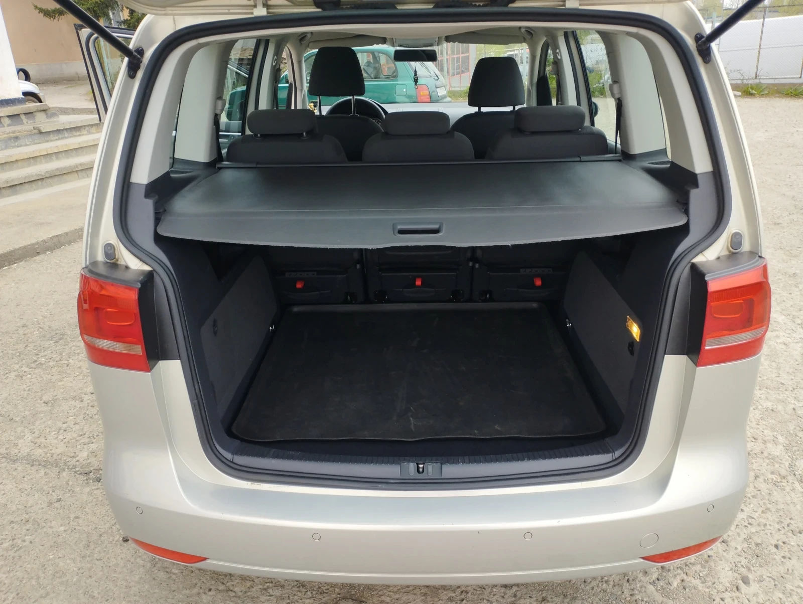 VW Touran 1.6-TDI* KLIMA* , снимка 8 - Автомобили и джипове - 54294868