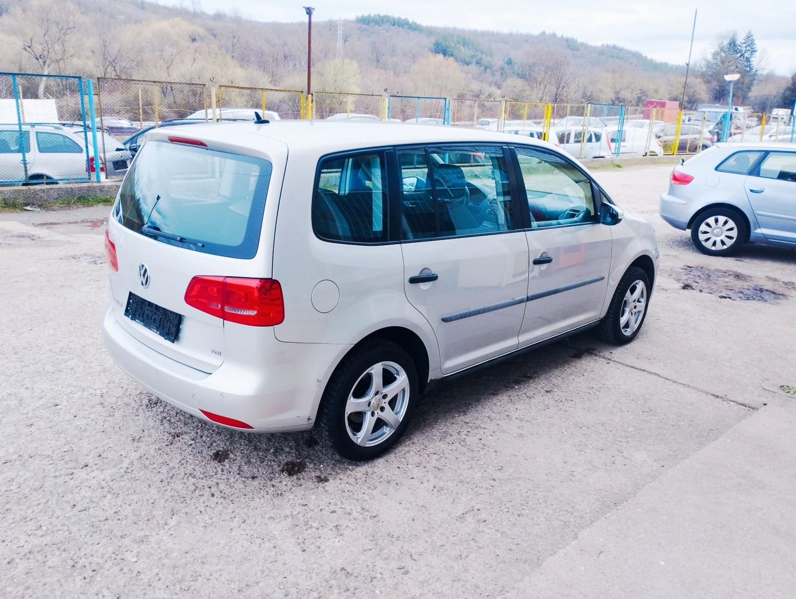 VW Touran 1.6-TDI* KLIMA* , снимка 5 - Автомобили и джипове - 54017080