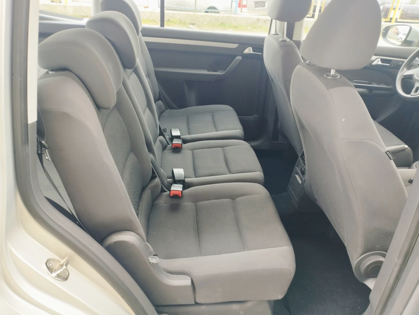 VW Touran 1.6-TDI* KLIMA* , снимка 8 - Автомобили и джипове - 54017080