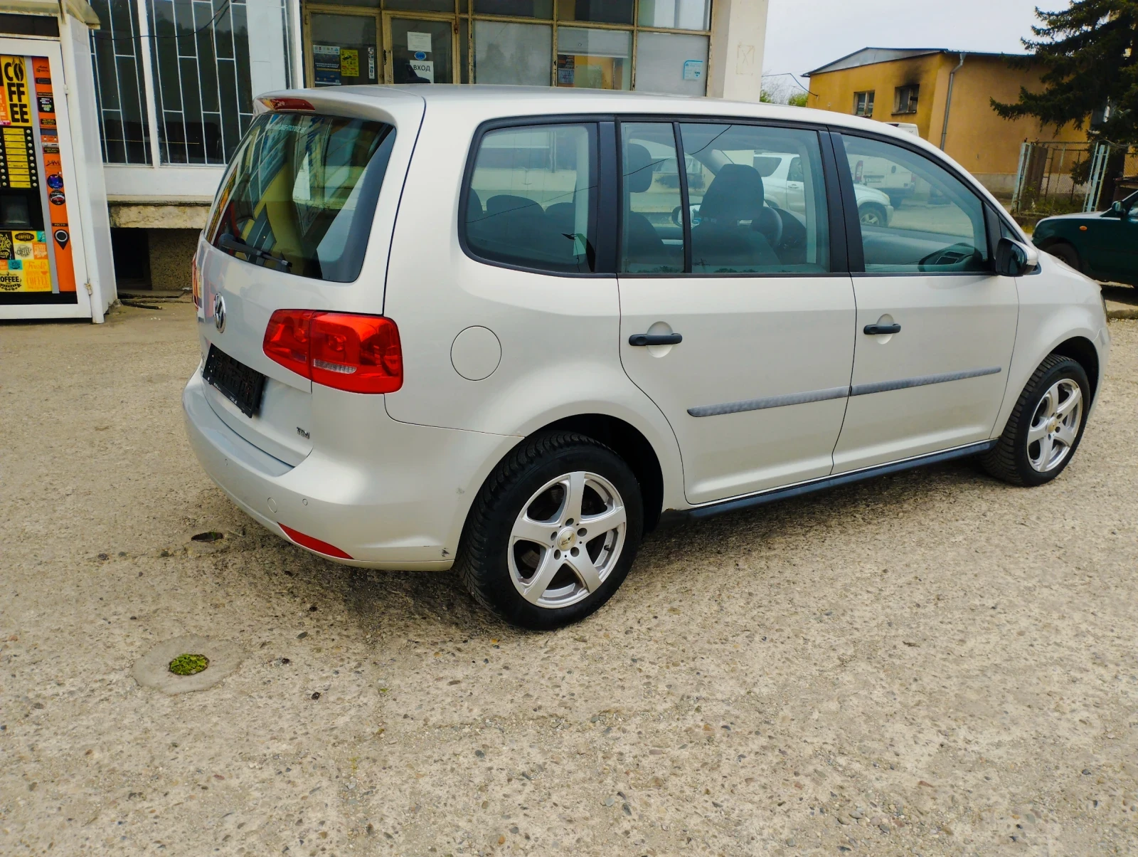 VW Touran 1.6-TDI* KLIMA* , снимка 4 - Автомобили и джипове - 54294868
