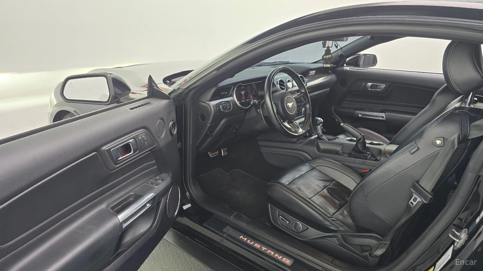 Ford Mustang ECOBOOST PREMIUM - DISTRONIC - ОБДУХ - ДИГ.ТАБЛО, снимка 10 - Автомобили и джипове - 56103951