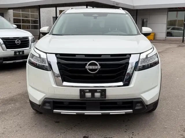 Nissan Pathfinder * SL * ПРЕДСТАВИТЕЛСТВО * 360 * ПОДГРЕВИ * CARPLAY, снимка 2 - Автомобили и джипове - 53448389