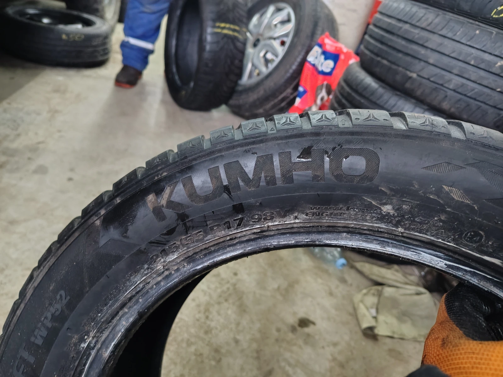 Гуми Зимни 215/55R17, снимка 4 - Гуми и джанти - 55835420