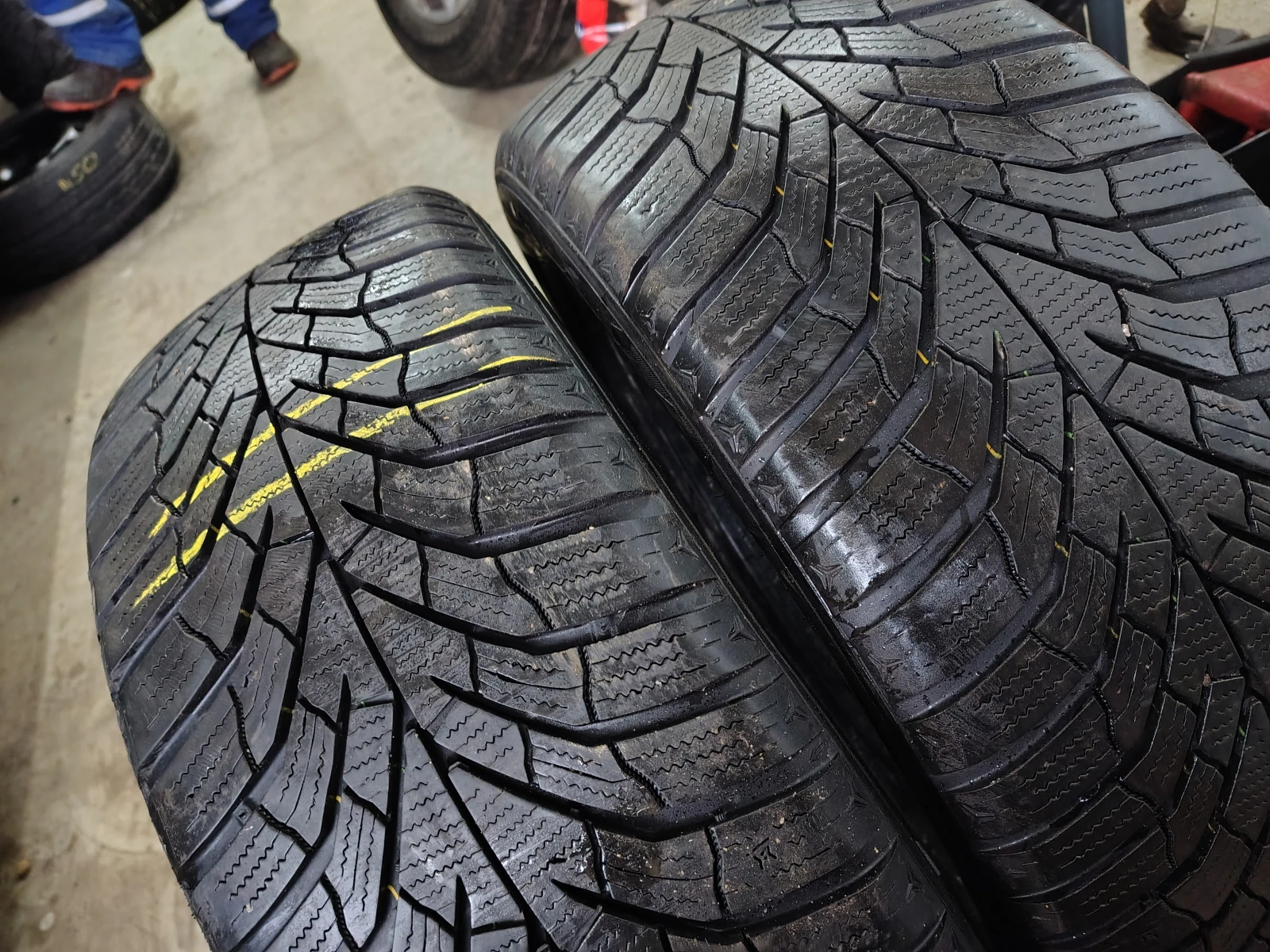 Гуми Зимни 215/55R17, снимка 2 - Гуми и джанти - 55835420