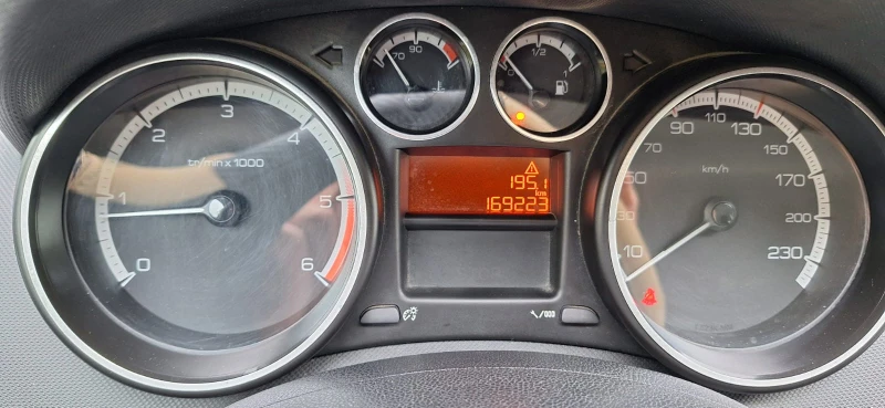 Peugeot 308 1.6HDI, снимка 11 - Автомобили и джипове - 52847389