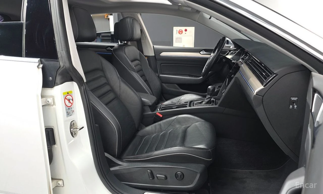 VW Arteon 2.0* TDI* PREMIUM* ДИГИТАЛНО* ТАБЛО* ОБДУХВАНЕ* ДИ, снимка 13 - Автомобили и джипове - 55740149