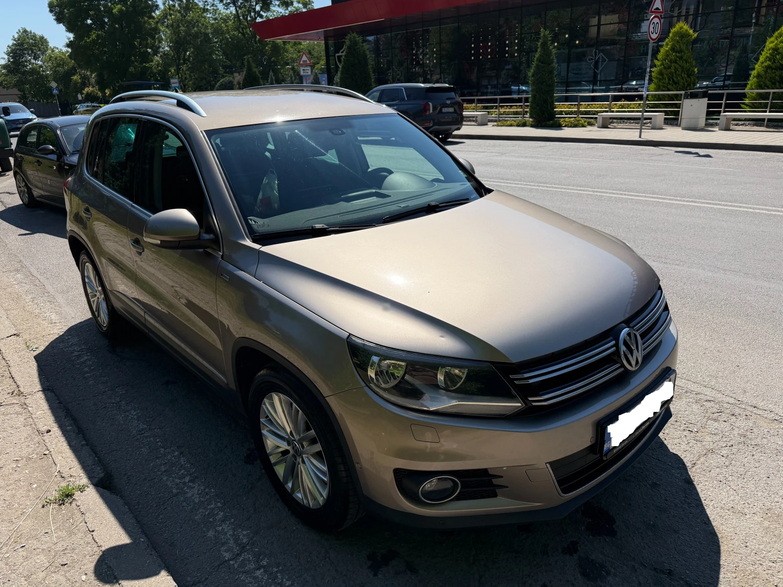 VW Tiguan, снимка 9 - Автомобили и джипове - 54996071