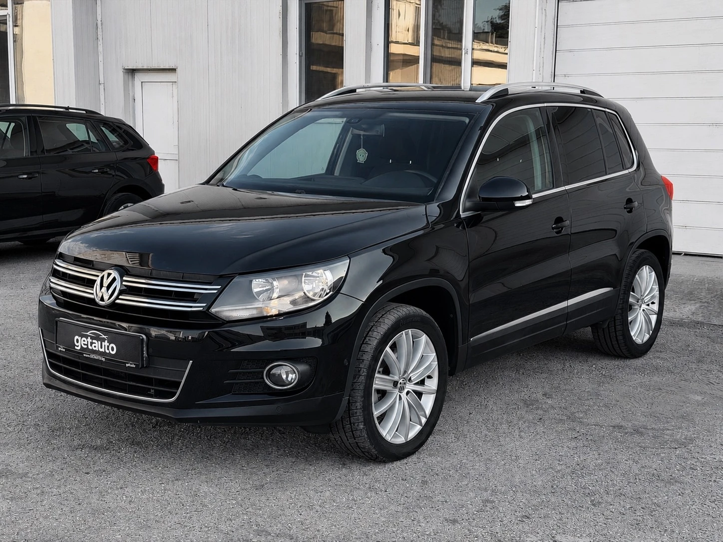 VW Tiguan 2.0 TDI-4Motion-140кс-Автомат-Самопаркиране, снимка 2 - Автомобили и джипове - 55631944