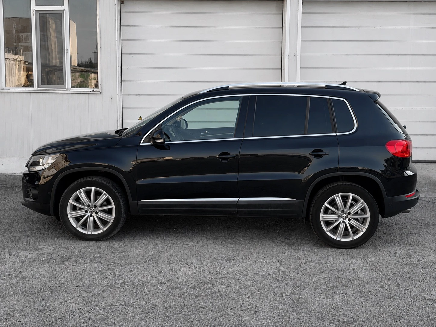 VW Tiguan 2.0 TDI-4Motion-140кс-Автомат-Самопаркиране, снимка 3 - Автомобили и джипове - 55631944