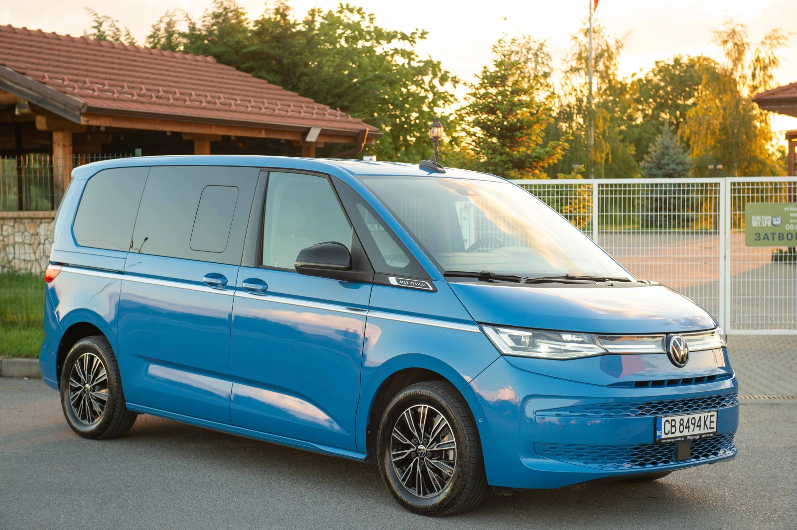 VW Multivan 2.0TDI* в ГАРАНЦИЯ* С ДДС, снимка 4 - Бусове и автобуси - 54743134