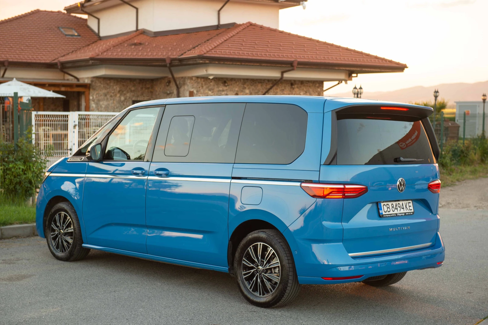 VW Multivan 2.0TDI* в ГАРАНЦИЯ* С ДДС, снимка 6 - Бусове и автобуси - 54743134