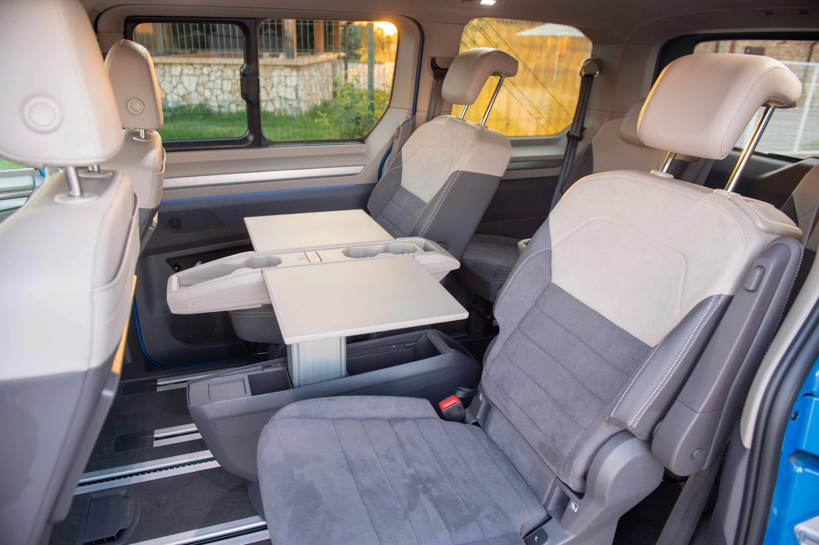 VW Multivan 2.0TDI* в ГАРАНЦИЯ* С ДДС, снимка 10 - Бусове и автобуси - 54743134
