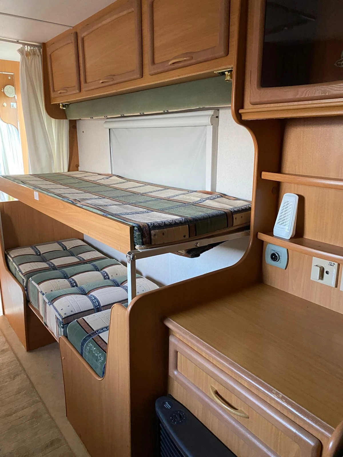 Каравана Avondale WINDSDOR 640-6, снимка 9 - Каравани и кемпери - 54798588
