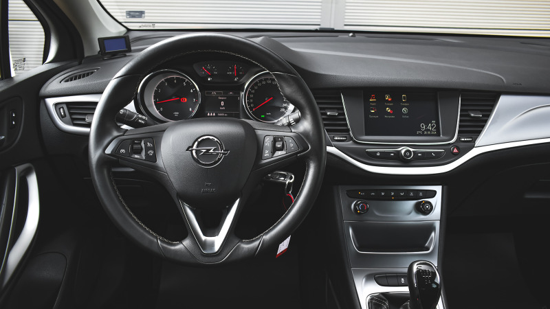 Opel Astra 1.4 Enjoy, снимка 9 - Автомобили и джипове - 46383864