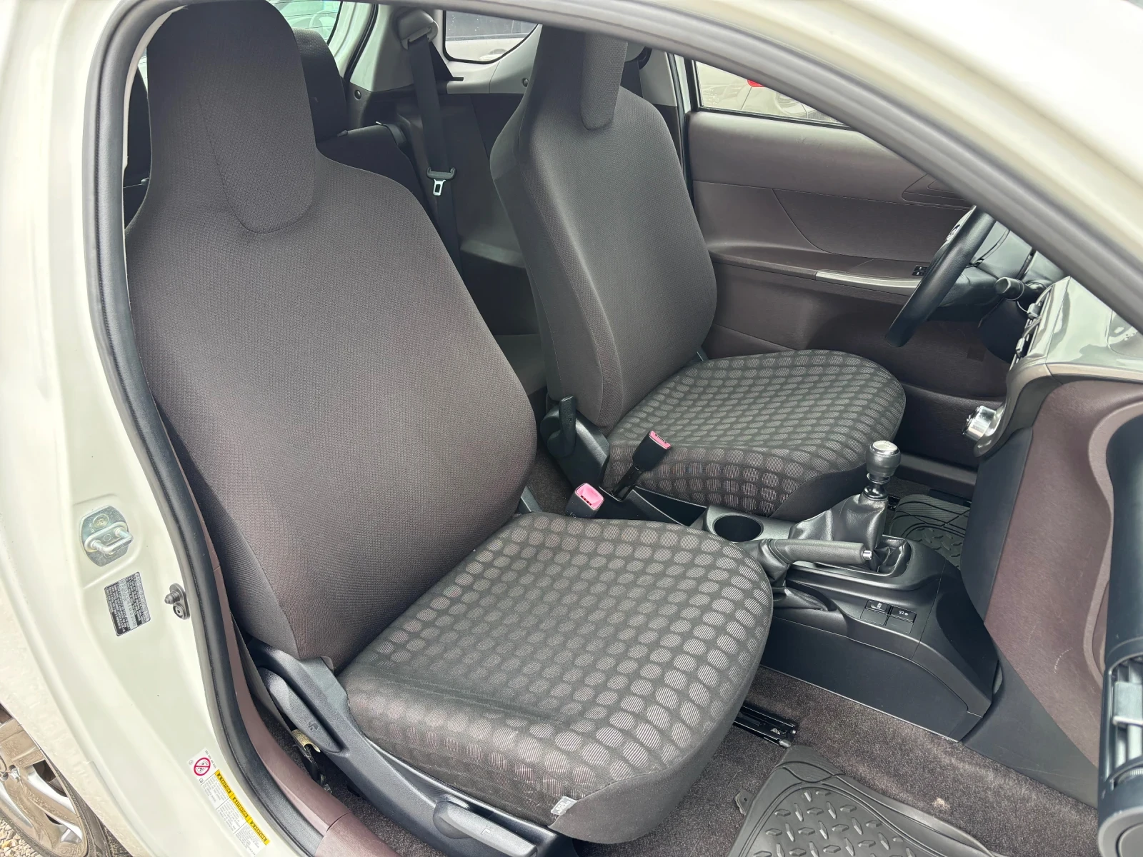 Toyota IQ 1.0-68кс, AC, снимка 8 - Автомобили и джипове - 54570626
