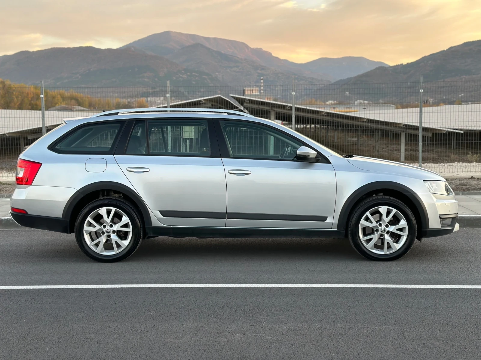 Skoda Octavia Scout 4x4, 6 ст DSG, перфектно състояние, снимка 4 - Автомобили и джипове - 55328922