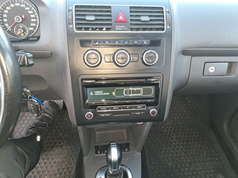 VW Touran 1.6tdi DSJ Топ състояние автомат, снимка 13 - Автомобили и джипове - 42894582