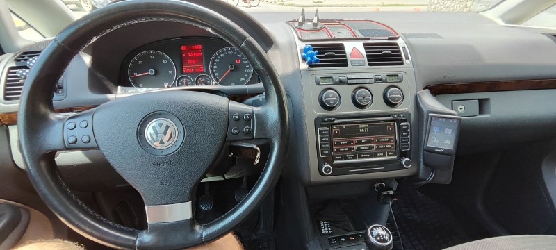 VW Touran, снимка 4 - Автомобили и джипове - 45541601