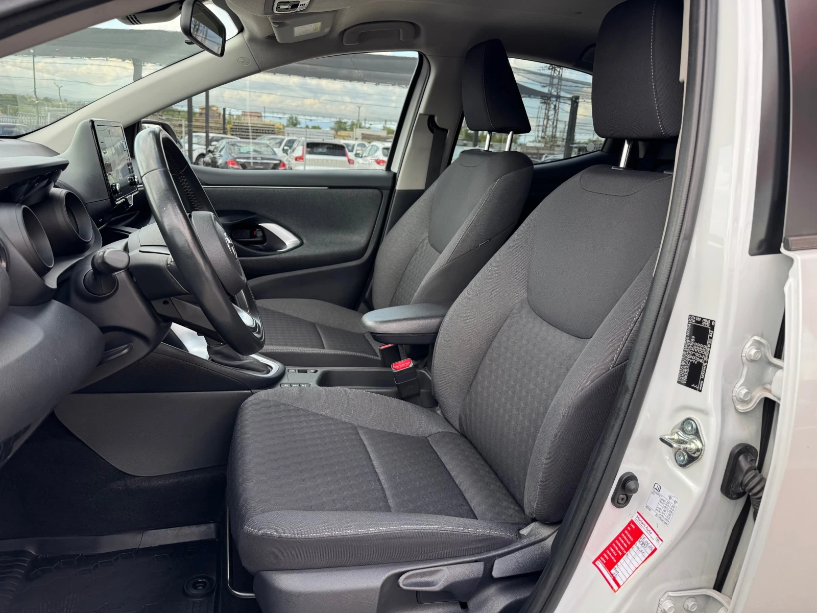Toyota Yaris 1.5i-HYBRID-FULL LED-CAMERA-DISTRONIC-LANE ASSIST - изображение 9