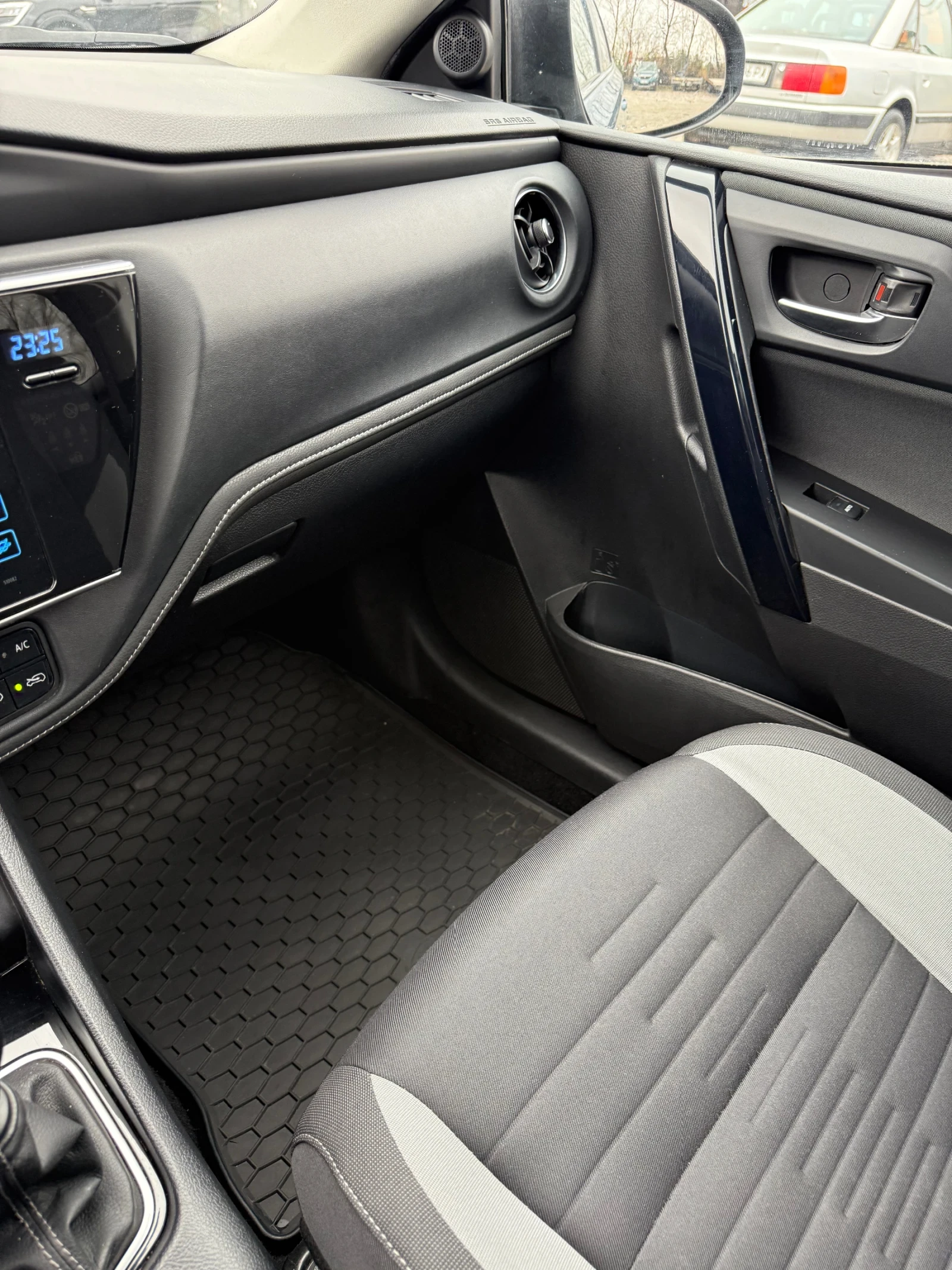 Toyota Auris Toyota auris 1.2 Benzin Facelift - изображение 10