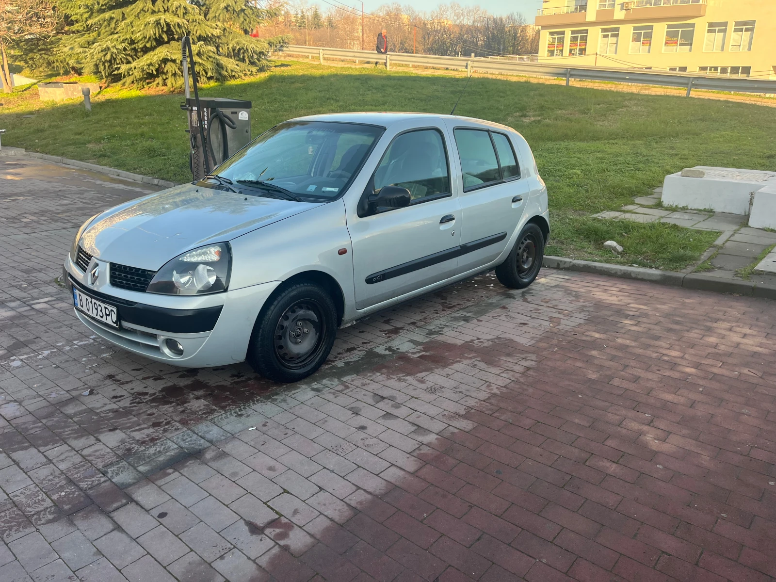 Renault Clio 1.4, снимка 2 - Автомобили и джипове - 54238353