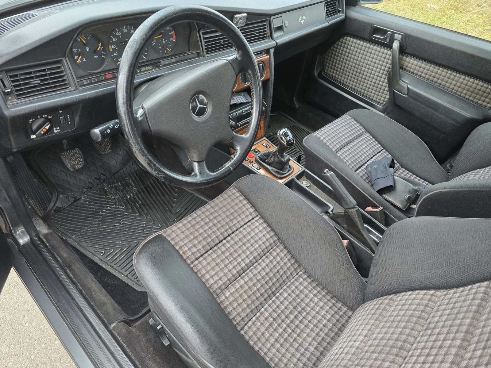 Mercedes-Benz 190 2.0E Sportline, снимка 6 - Автомобили и джипове - 55253593