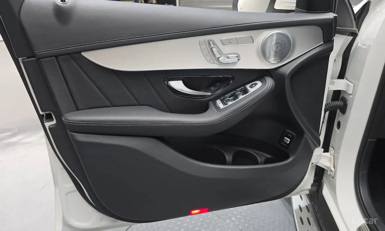 Mercedes-Benz GLC 300 4MATIC* AMG* 360Burmester* FULL, снимка 14 - Автомобили и джипове - 56018337