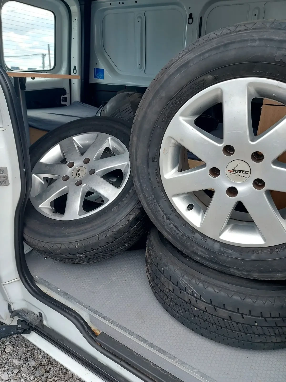 ���� � ������ 215/65R16 | Mobile.bg � ����������� 2