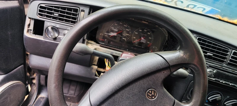 VW Golf 1.8, снимка 6 - Автомобили и джипове - 47225381