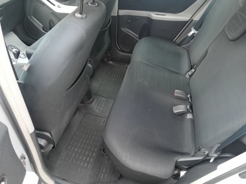 Toyota Yaris 1.3бензин, снимка 11 - Автомобили и джипове - 52998189