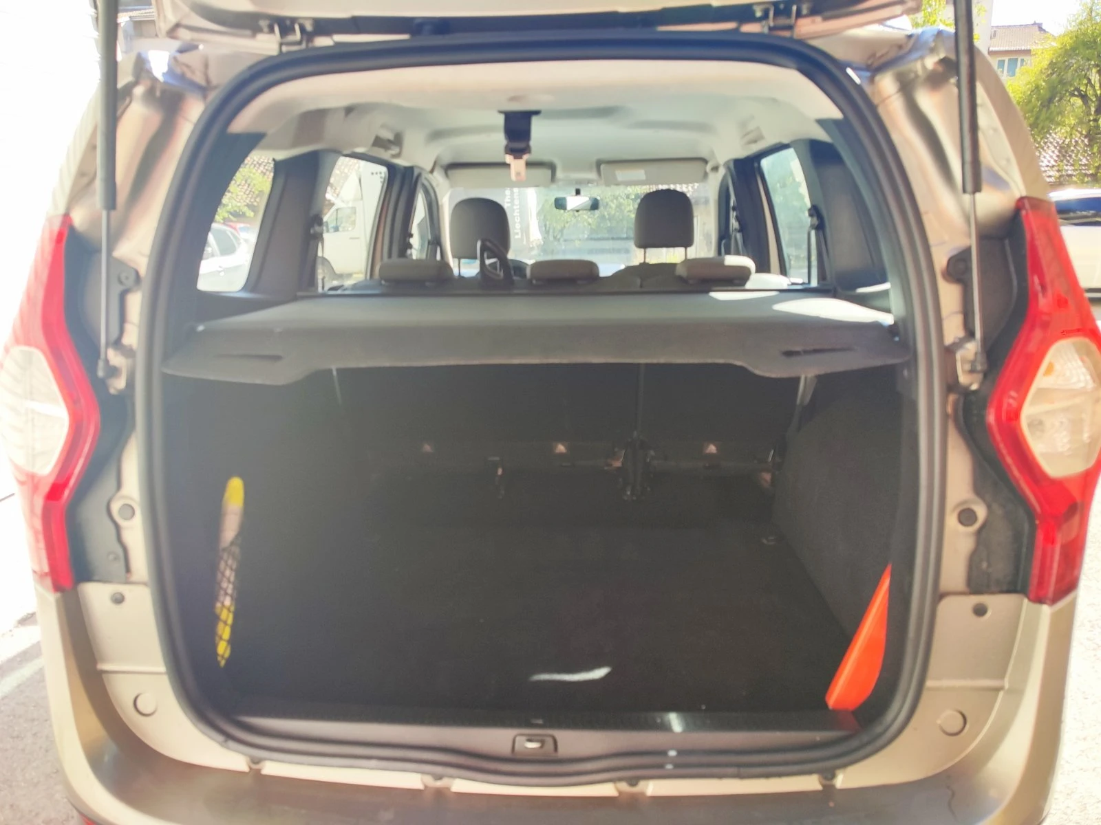 Dacia Lodgy 1.6-Swiss, снимка 11 - Автомобили и джипове - 53718560